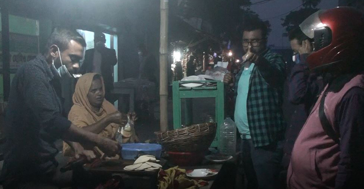 বেনাপোলে ফুটপাতে শীতের পিঠা বিক্রি শুরু